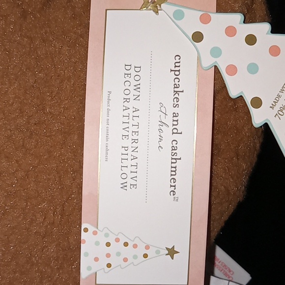 CUPCAKES & CASHMERE GINGERBREAD SHAPED PILLOW NEW - Picture 4 of 6